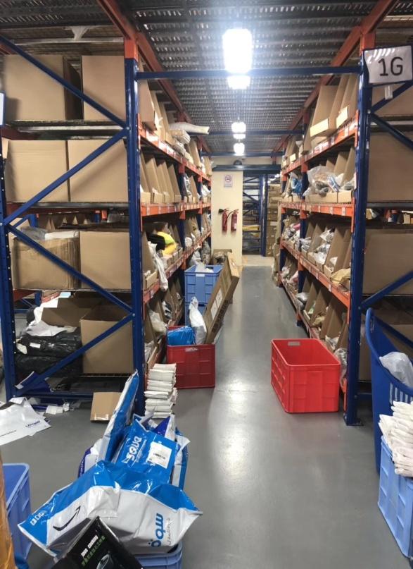 صورة مركز الفرز في مستودع دبي الخارجي